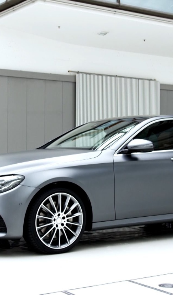 Серебристый Mercedes-Benz E-Class 2017 года 