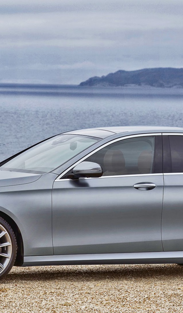 Серебристый Mercedes E-Class AMG Line 2017 года 