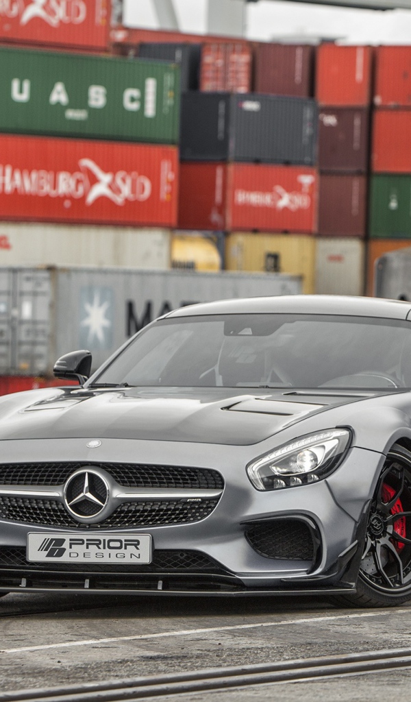 Серебристый спорткар Mercedes-AMG GT в порту