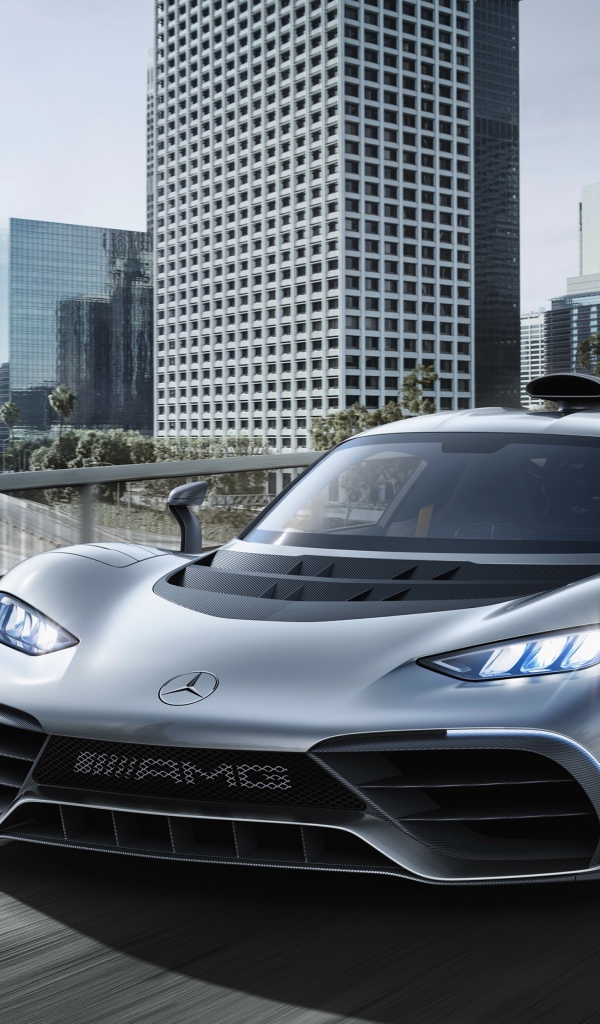 Серебристый спортивный автомобиль Mercedes-AMG Project One на фоне города