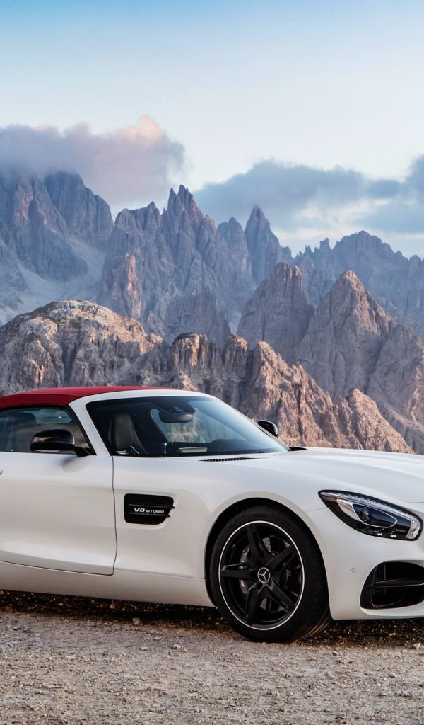 Стильный автомобиль Mercedes-AMG GT Roadster на фоне гор 