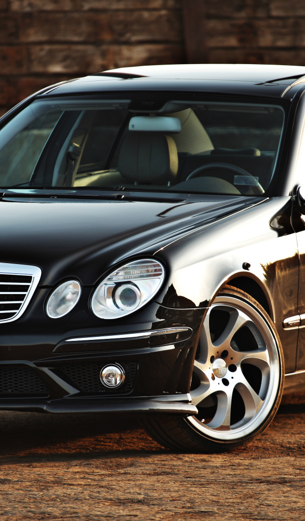 Стильный красивый черный автомобиль Mercedes-Benz