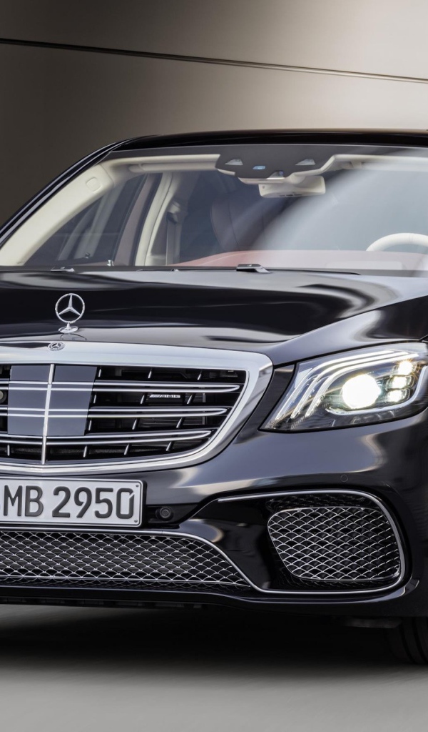 Стильный черный автомобиль Mercedes-Benz S-Class, 2018