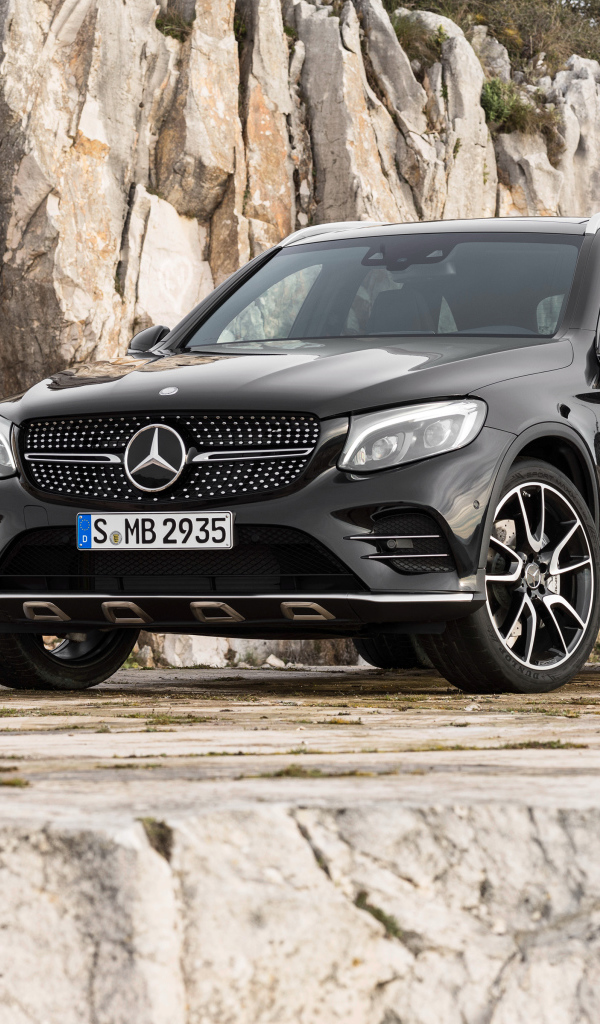 Стильный черный автомобиль Mercedes-Benz GLC-Class