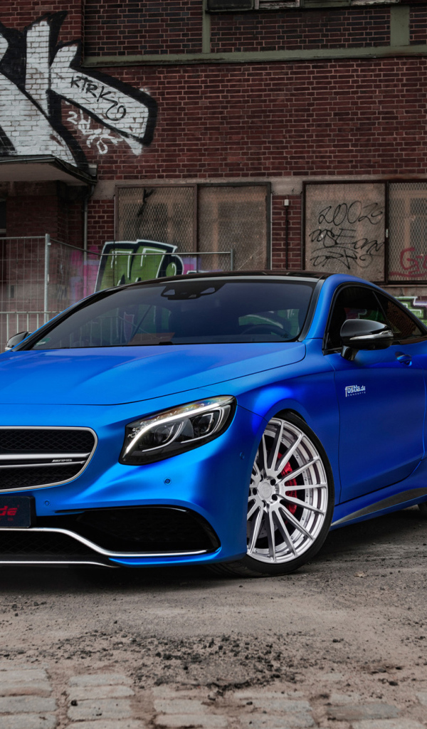 Стильный синий автомобиль Mercedes-Benz S63 AMG