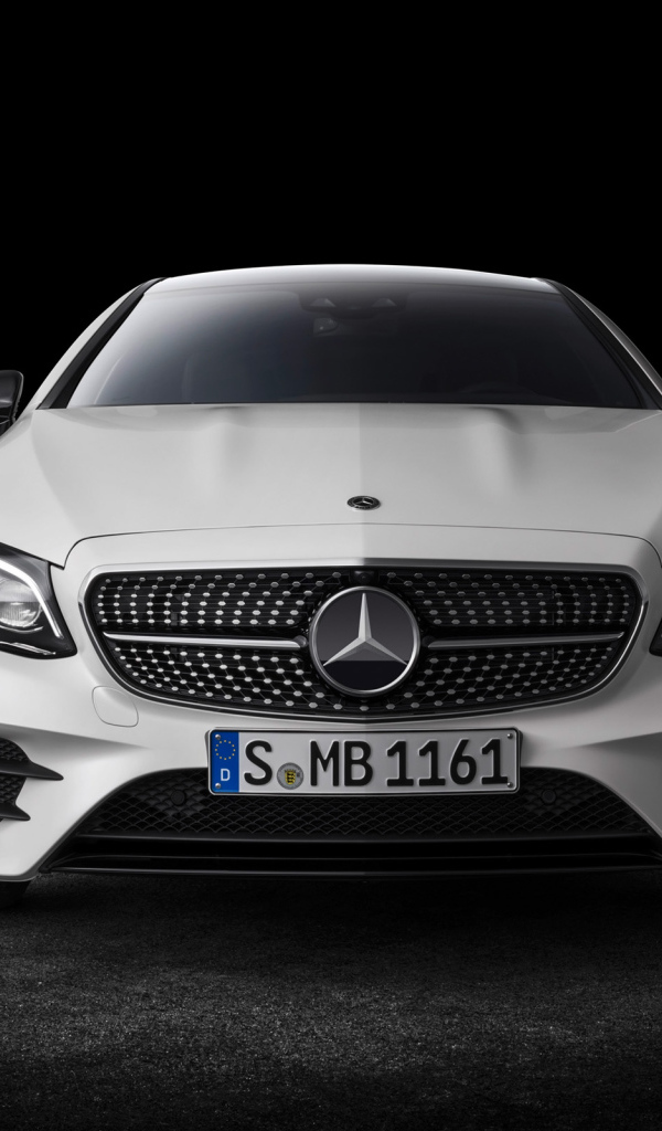 Белый автомобиль Mercedes-Benz E-Class Coupe, 2018 вид спереди