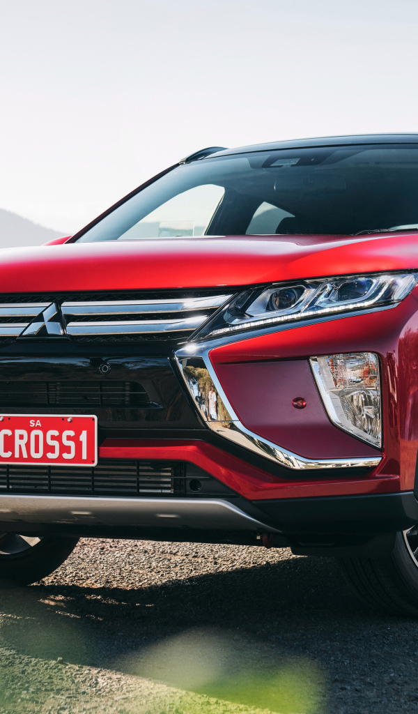Красный внедорожник Mitsubishi Eclipse Cross Exceed, 2018 на фоне океана