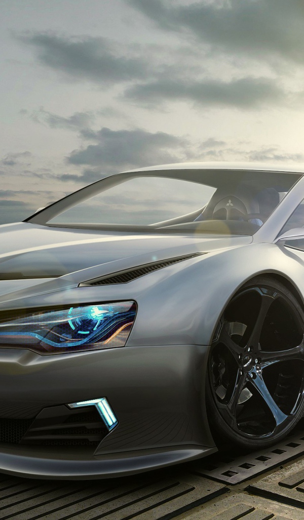 Серебристый автомобиль Mitsubishi в лучах солнца 