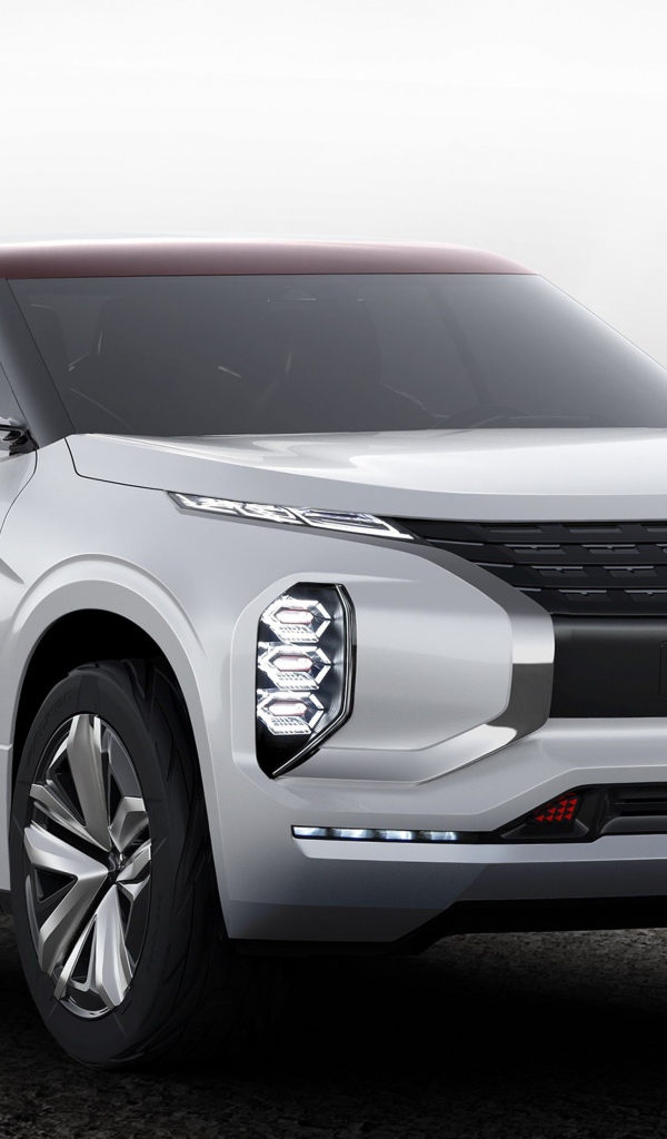 Серебристый внедорожник  Mitsubishi GT-PHEV