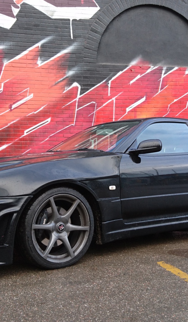 Черный автомобиль Nissan Skyline GT-R R34 