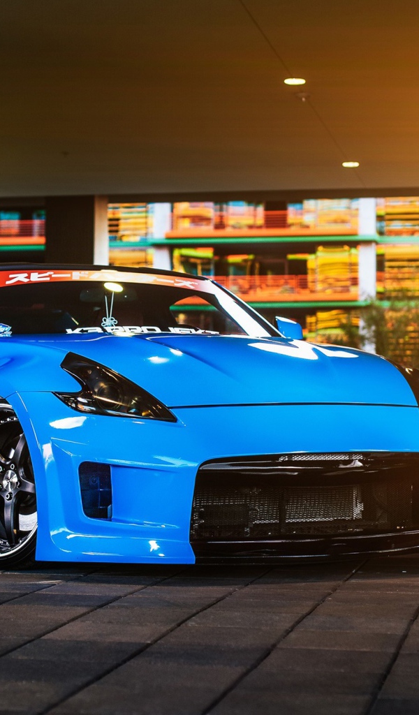 Синий автомобиль Nissan 370Z 