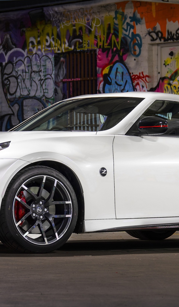 Стильный белый автомобиль Nissan 370z Nismo, 2018