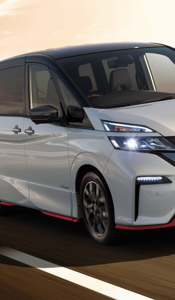 Белый минивэн Nissan Serena Nismo, 2018