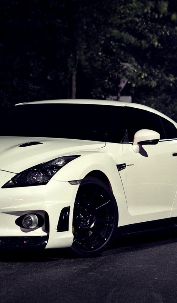 Белый спорткар Nissan Skyline GT-R R35 на трассе 