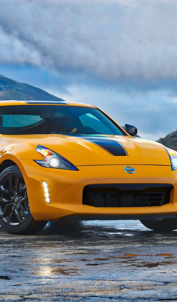 Желтый спортивный автомобиль Nissan 370Z Heritage Edition, 2018