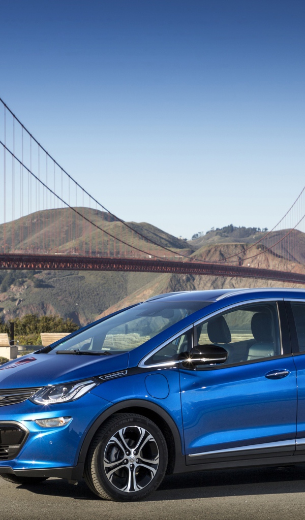 Синий автомобиль Opel Ampera-e, 2017  года на фоне моста 