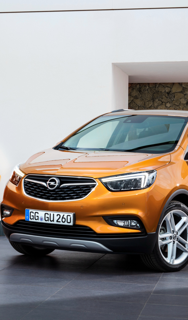 Оранжевый автомобиль кроссовер Opel Mokka