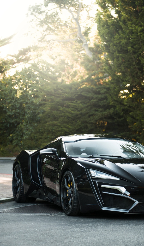 Черный спортивный автомобиль Lykan HyperSport