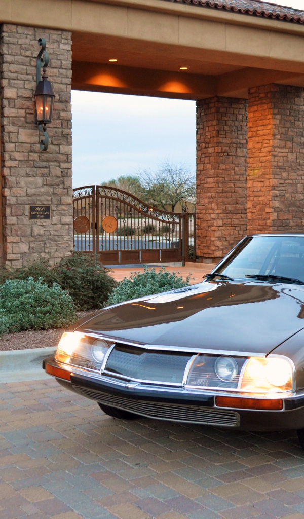 Автомобиль  Citroy с включенными фарами