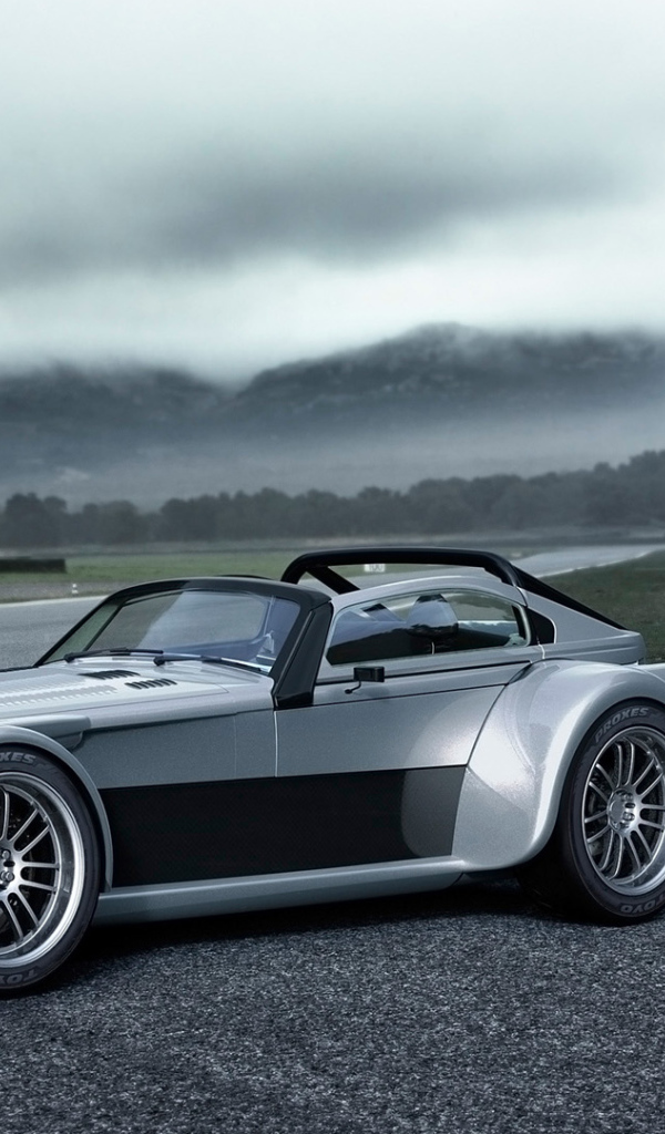 Спортивный серебристый автомобиль Donkervoort D8 GTO-RS на трассе