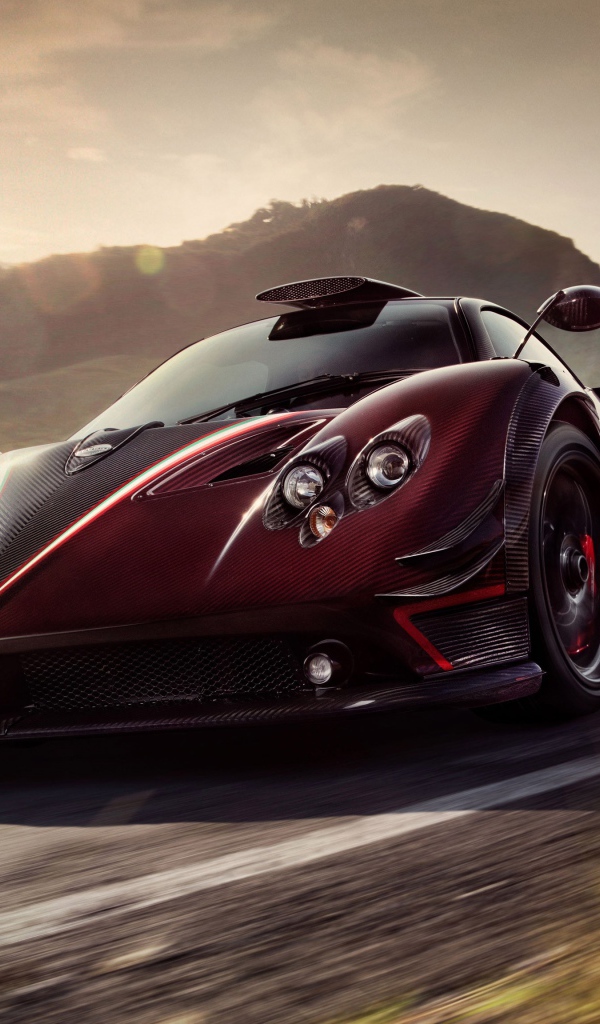 Бордовый суперкар Pagani Zonda Fantasma Evo, 2017 на фоне солнца