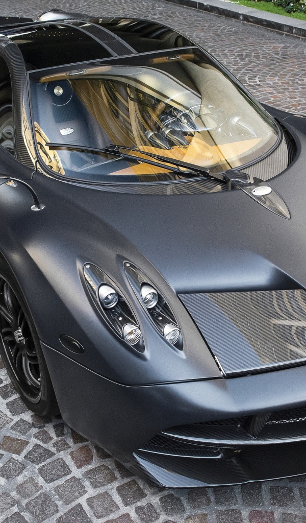 Серебристый автомобиль Pagani Huayra 