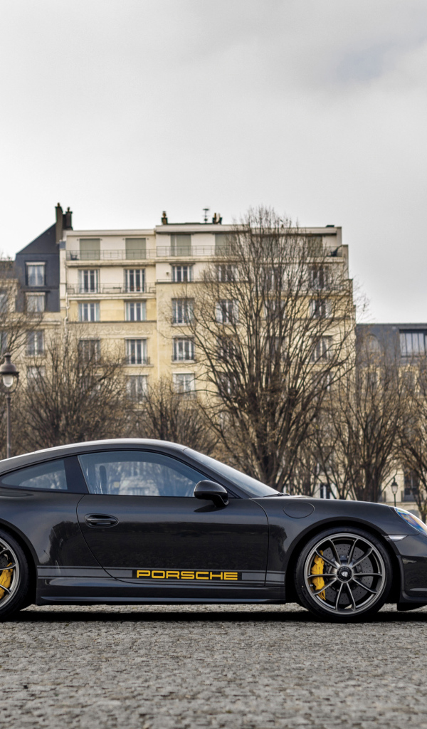 Черный спортивный автомобиль Porsche 911 в городе