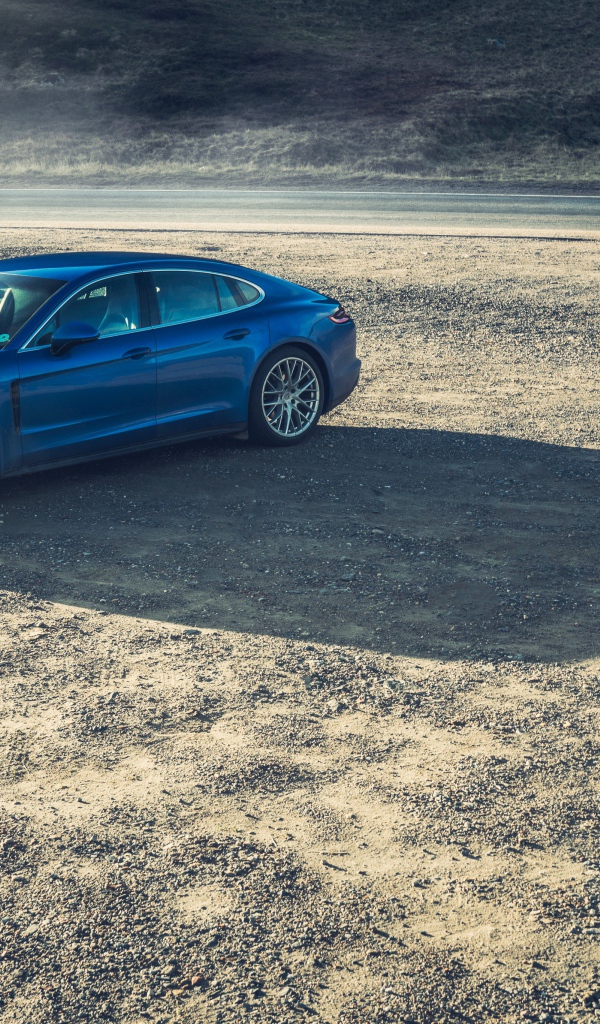 Голубой автомобиль Porsche Panamera Turbo