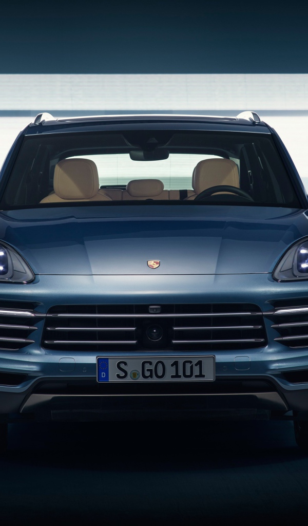 Синий автомобиль Porsche Cayenne, 2018 вид спереди