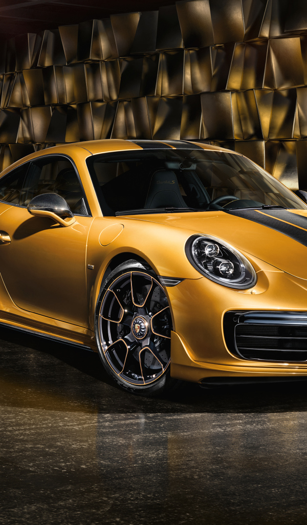 Золотистый автомобиль Porsche 911 Turbo S Exclusive Series