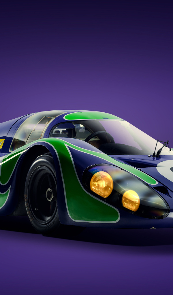Гоночный автомобиль Porsche 917 Langheck на сиреневом фоне 