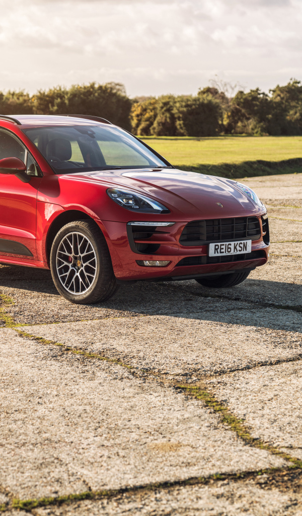 Красный внедорожник Porsche Macan