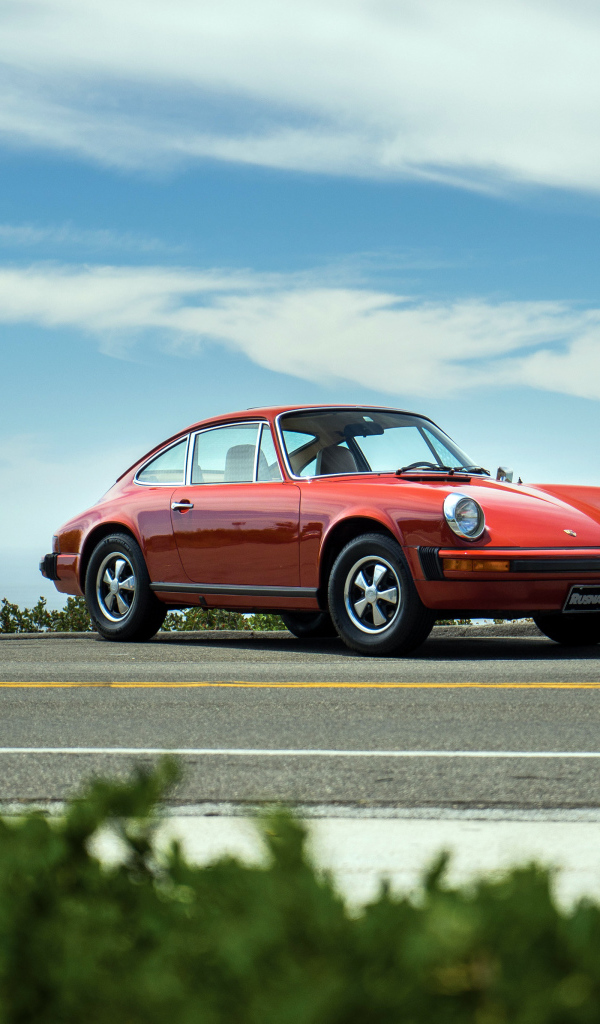 Красный автомобиль Porsche 912 на фоне голубого неба 