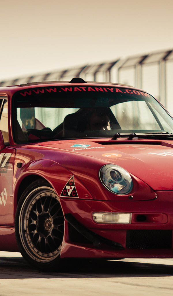 Красный спортивный автомобиль Porsche