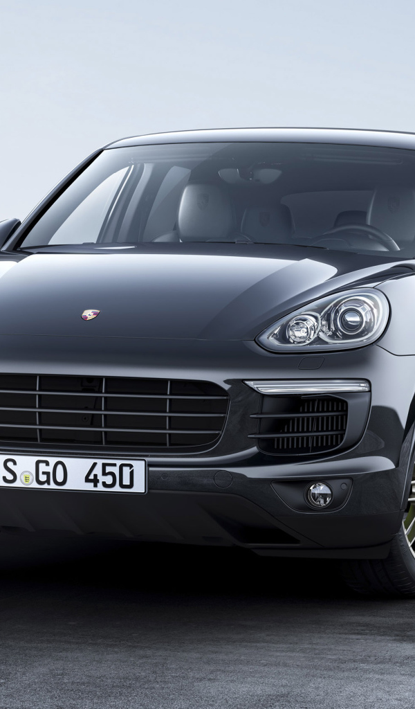 Серебристый автомобиль  Porsche Cayenne, 2017 