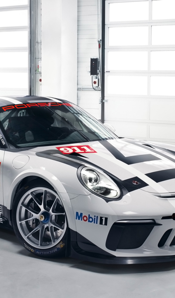 Спортивный автомобиль Porsche 911 GT3 в гараже