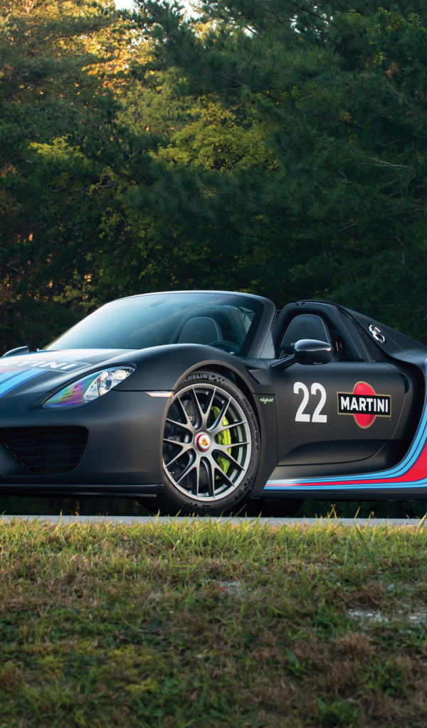 Спортивный автомобиль Porsche 918 Spyder Weissach Package с логотипом Martini Racing 