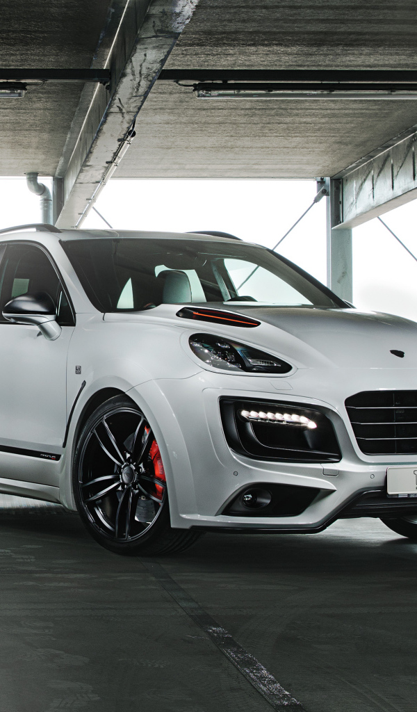 Белый автомобиль  Porsche Cayenne в гараже 