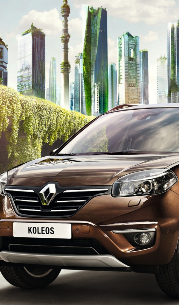 Коричневый автомобиль Рено Колеос на фоне города 