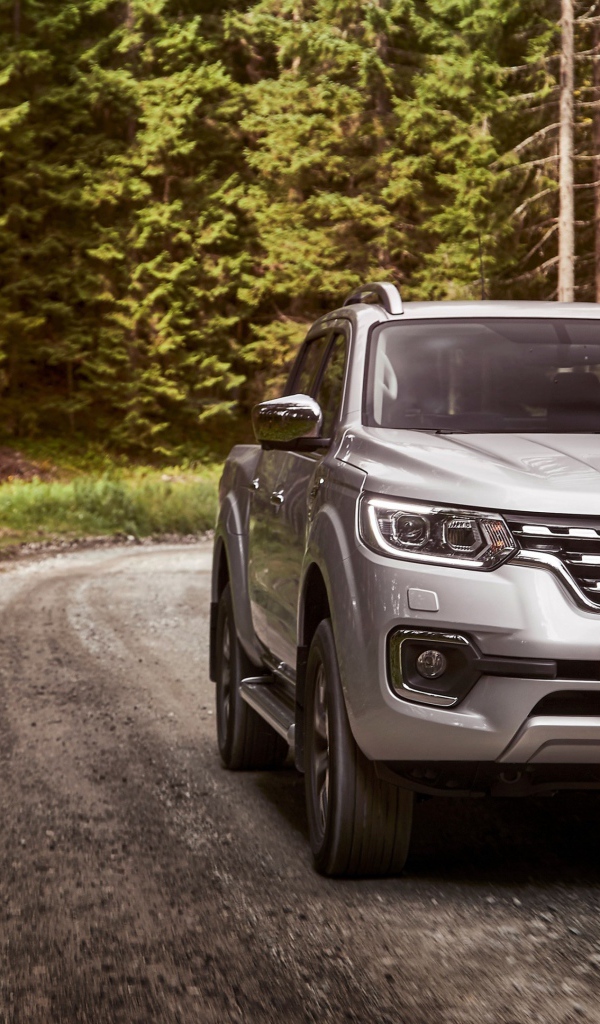 Серебристый пикап Renault Alaskan, 2017 в лесу