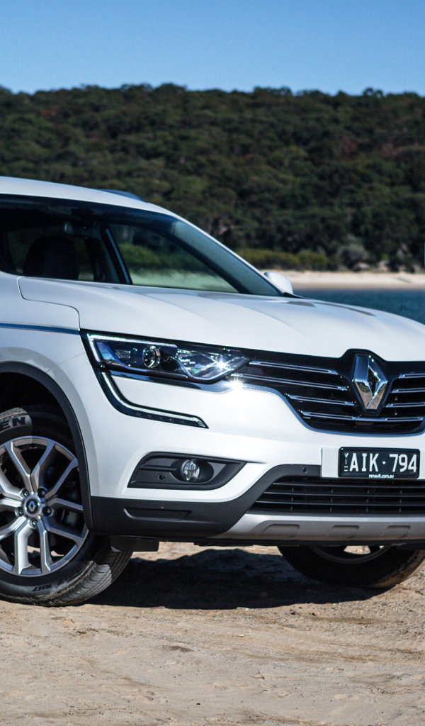 Белый автомобиль Renault Koleos у водоема