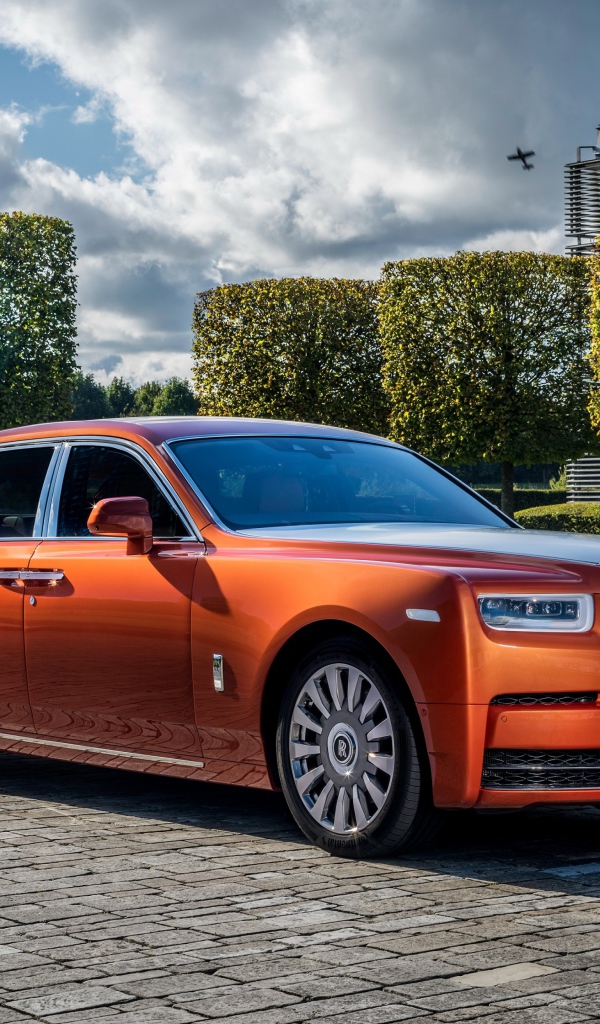 Оранжевый серийный автомобиль Rolls Royce Phantom EWB