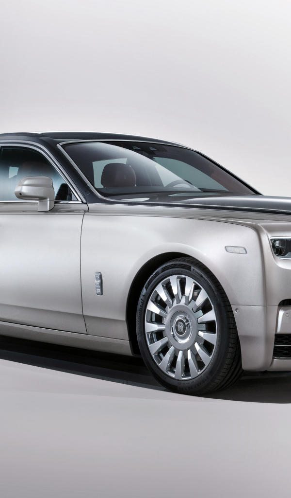 Серебристый автомобиль  Rolls Royce Phantom, 2017