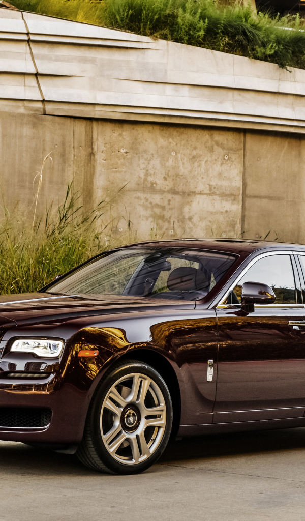 Стильный черный автомобиль Rolls Royce Ghost