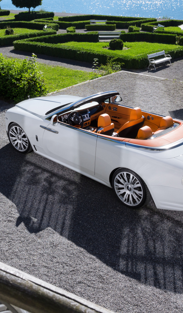 Белый автомобиль Rolls-Royce Dawn вид сверху