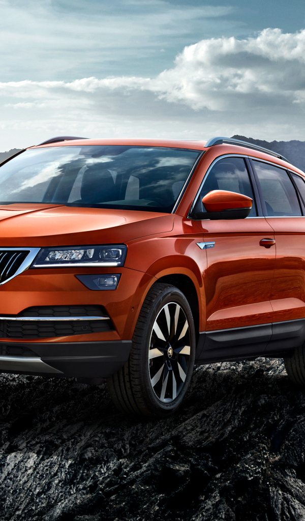 Оранжевый внедорожник Skoda Karoq, 2017 у вулкана