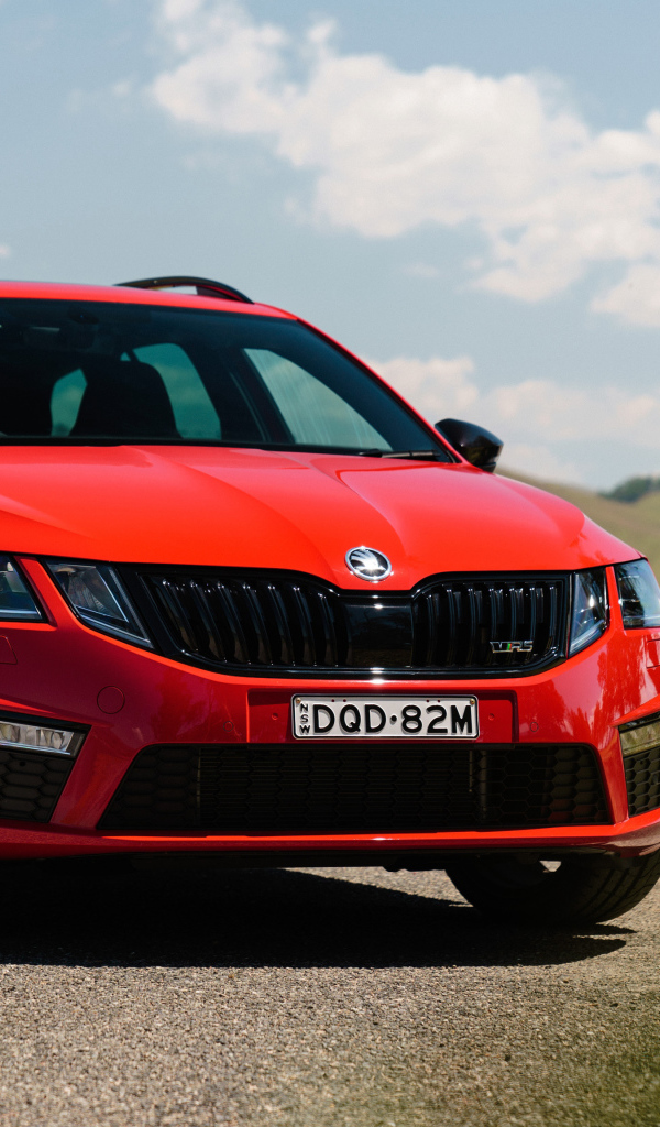Быстрый красный автомобиль Skoda Octavia RS 245 Wagon на фоне неба
