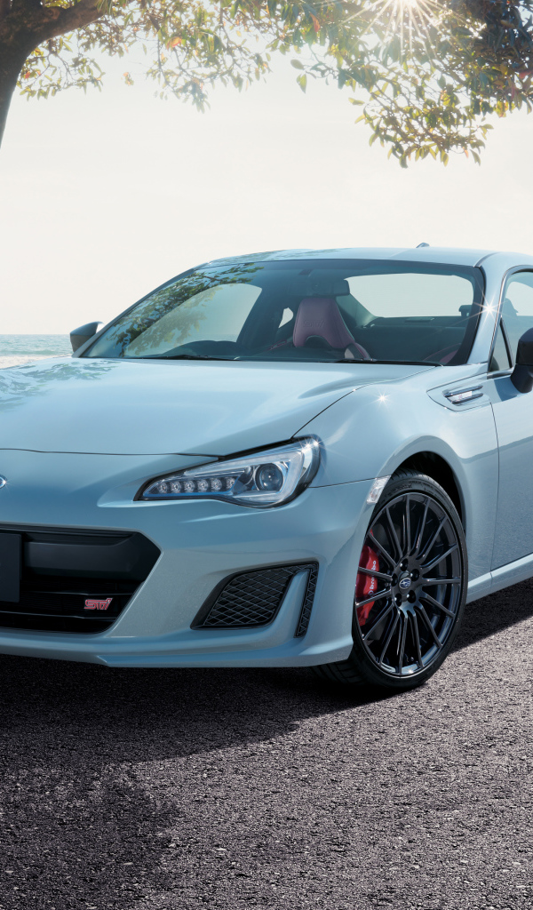 Новый белый автомобиль Subaru BRZ, 2018 на фоне океана