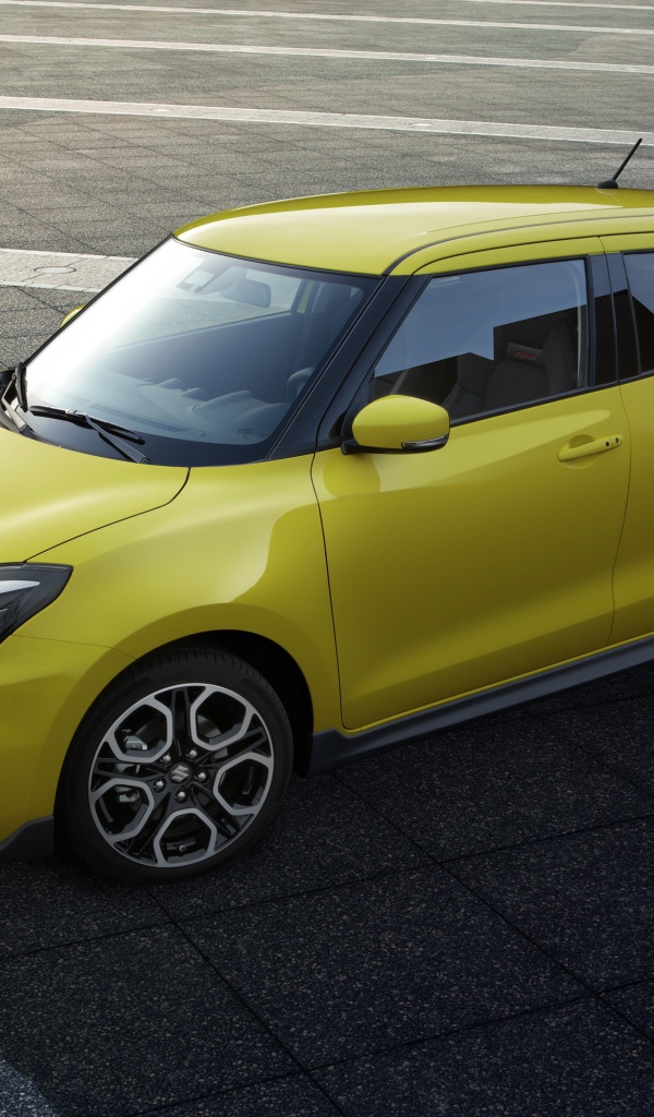 Желтый автомобиль Suzuki Swift Sport, 2018