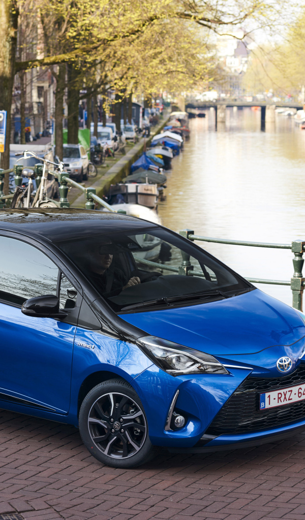 Голубой автомобиль Toyota Yaris Hybrid, 2017 